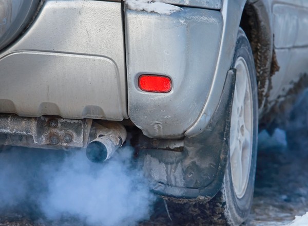 W ten sposób kierowcy niszczą zimą swoje silniki. Są proste sposoby, aby temu zapobiec