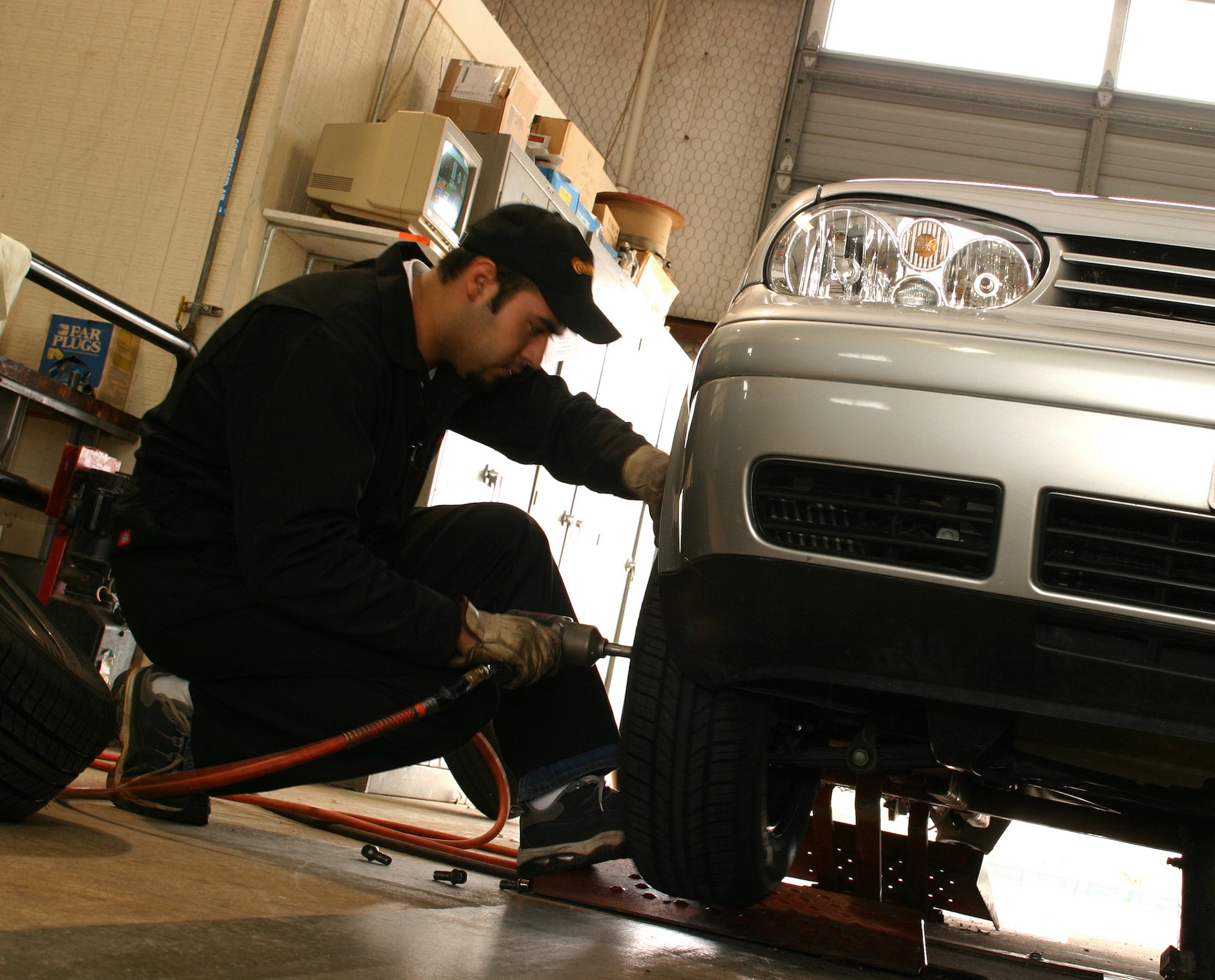 Przykręcanie kół od początku do końca kluczem udarowym – błąd!