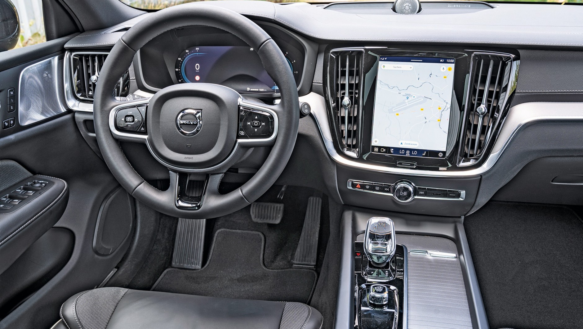 Volvo V60 Cross Country jest chłodno i klarownie zaprojektowane. Oba „połówkowe” wskaźniki w nowym wirtualnym kokpicie mają przyzwoitą czytelność, a pomiędzy nimi można pokazać komputer pokładowy lub nawigację.
