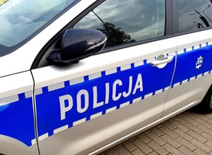 70-latek uszkodził cudze auto, wyjeżdżając z parkingu. Mandat: 4 tys. zł