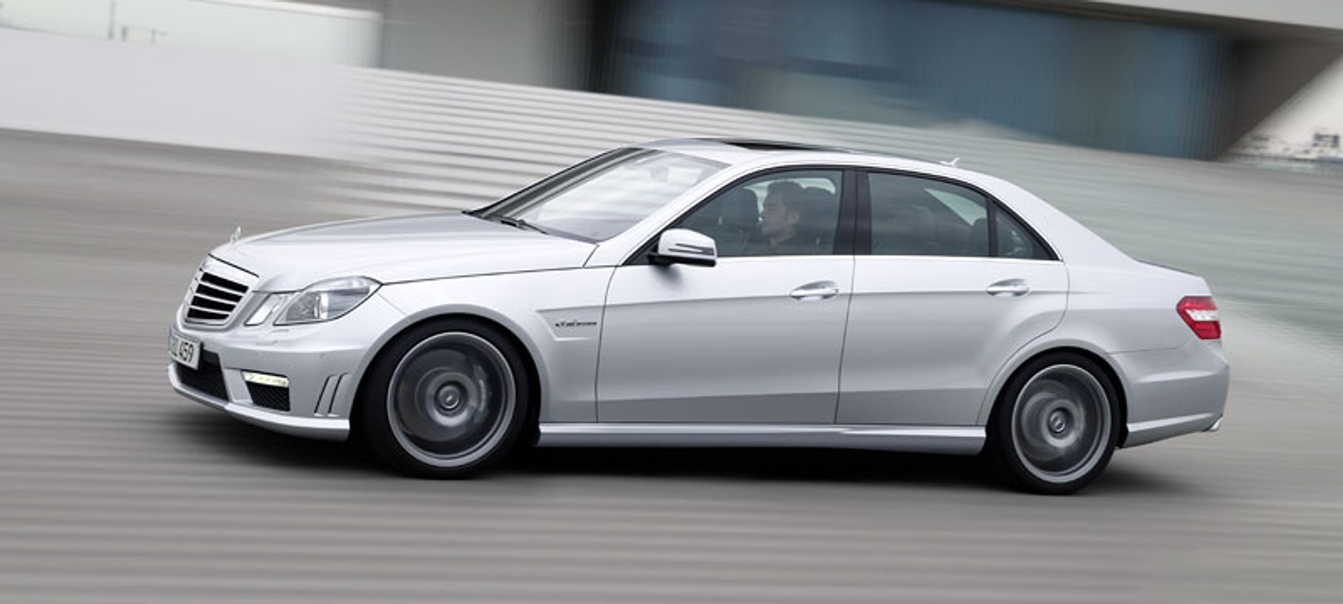 Mercedes-Benz E 63 AMG: pierwsze oficjalne zdjęcia i informacje