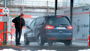 Teraz gdy jest poniżej zera, umyj auto. Tak zaoszczędzisz sporo pieniędzy