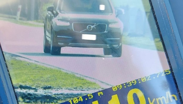 "Przeleciał" przez miejscowość, bo nie zauważył znaku. Policjanci byli czujniejsi