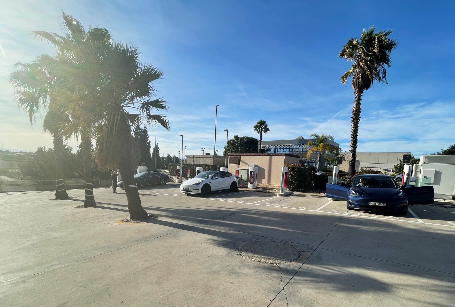 Supercharger Tesli w Hiszpanii przy samej plaży