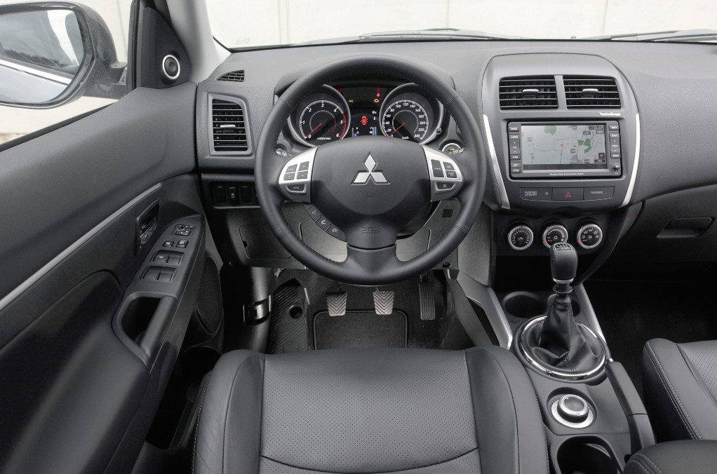 Na zdjęciu wygląda lepiej niż w rzeczywistości, bo materiały deski rozdzielczej nie są w ASX-ie najwyższej jakości