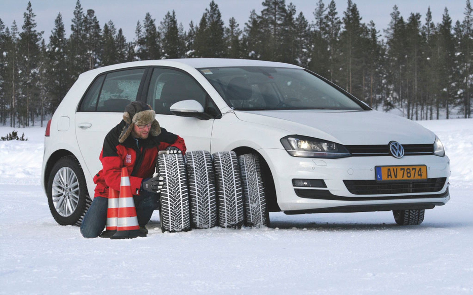 Opony zimowe: wąskie kontra szerokie. Sprawdzamy, które trzymają lepiej?