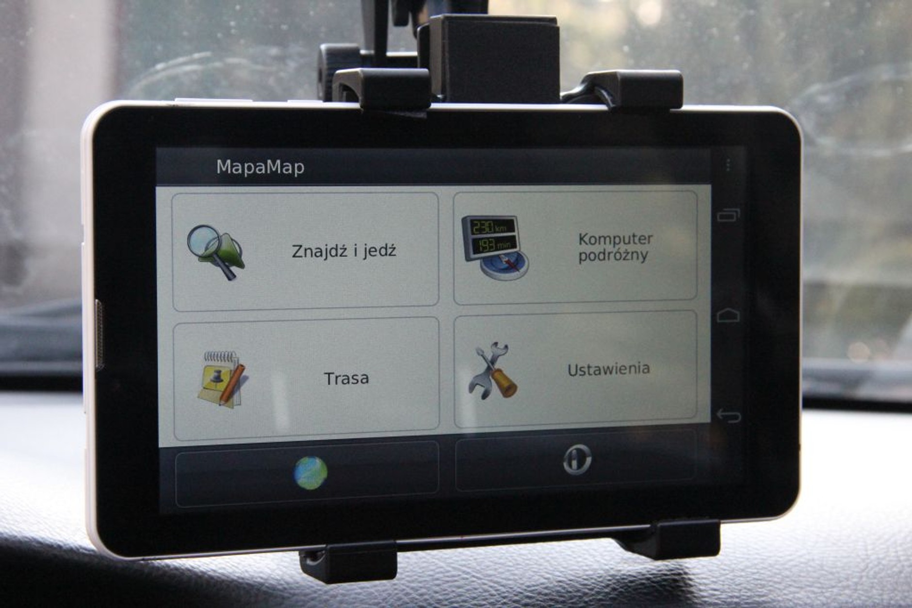 Główne menu programu MapaMap. Pod względem wygody obsługi jest bardzo dobrze.