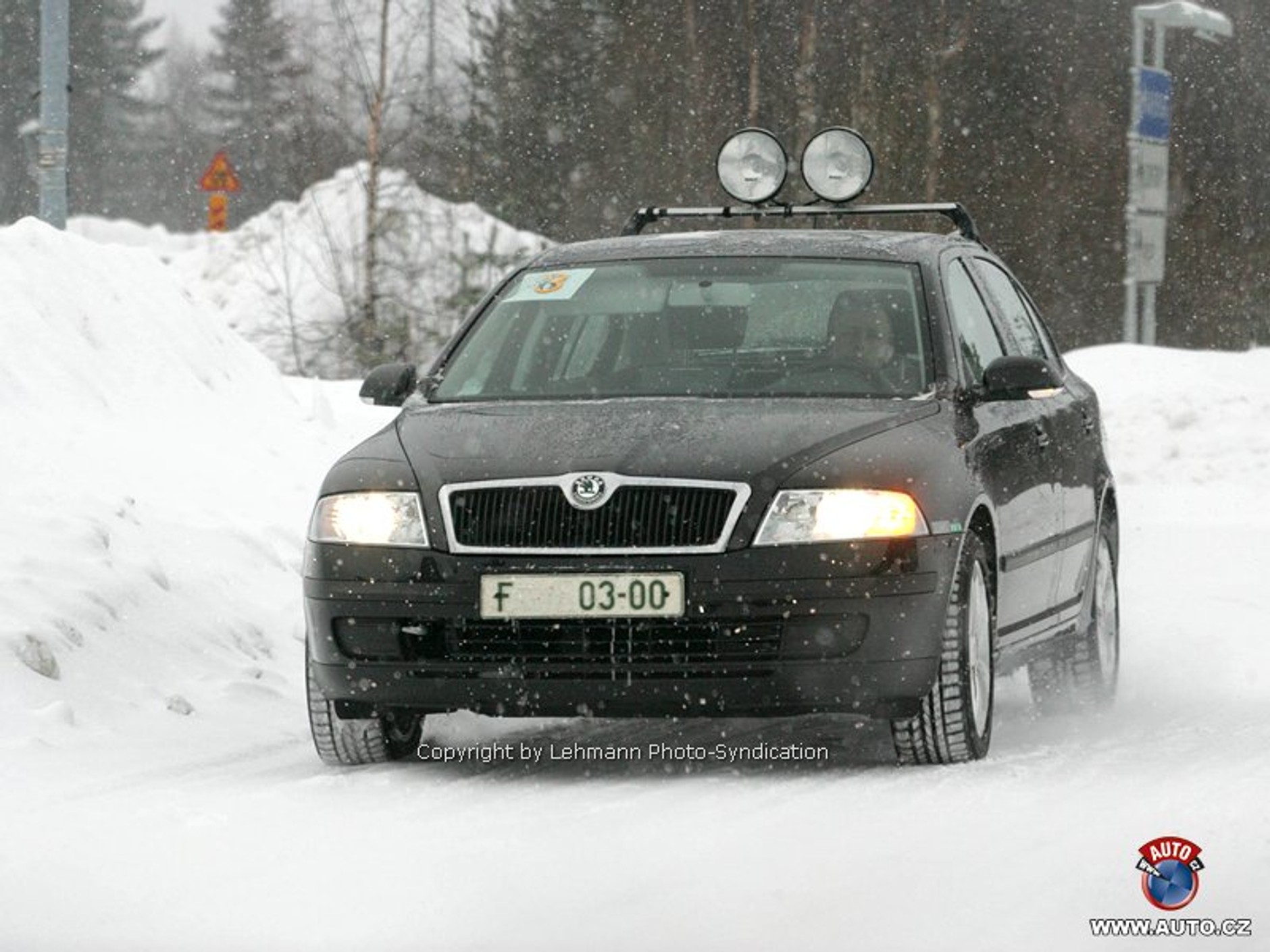 Zdjęcia szpiegowskie: nowa Škoda Superb podczas testów zimowych