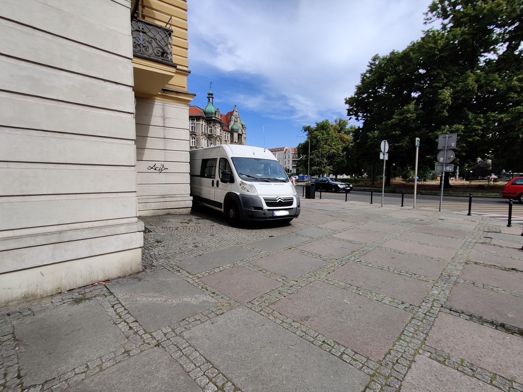 Źle zaparkowany samochód