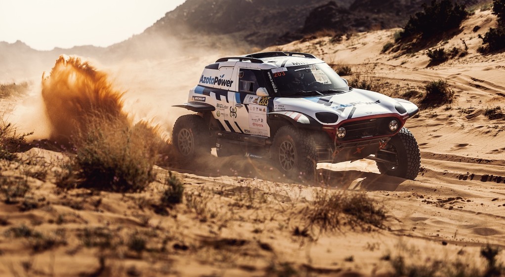 Hołowczyc i Kurzeja na drugim miejscu w rajdzie Saudi Baja 2023