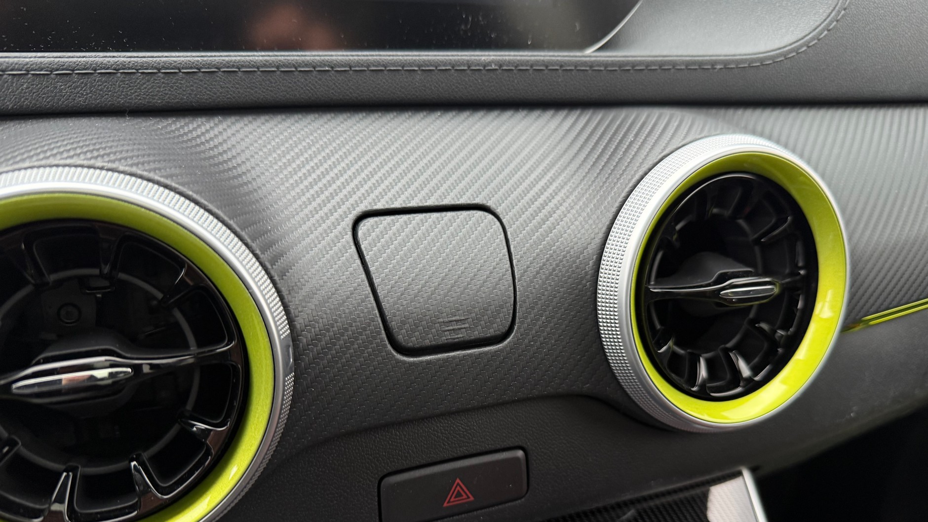 Klapka w desce rozdzielczej okazuje się bardzo sensowna