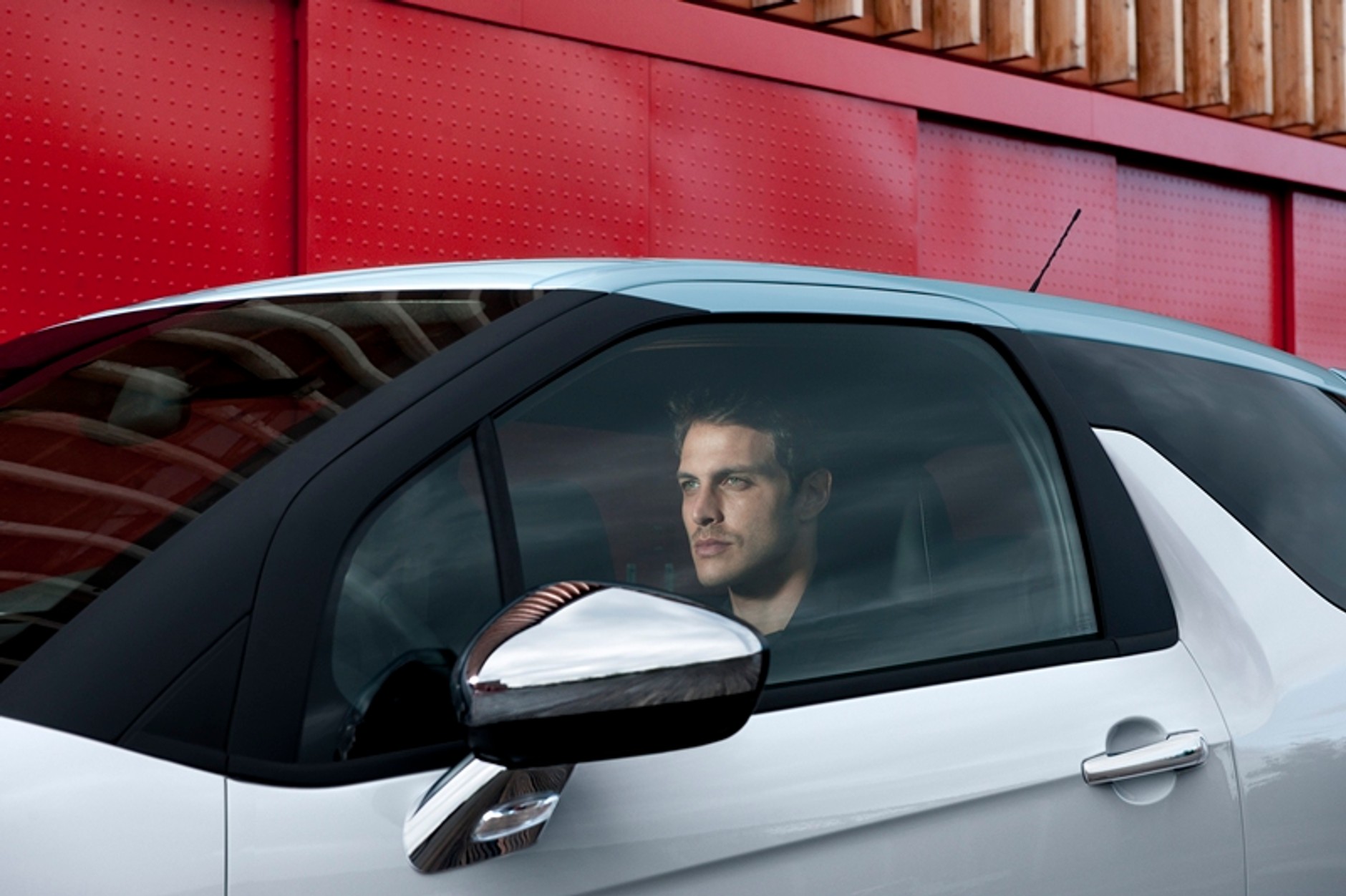 Mężczyzna i Citroen kuszą