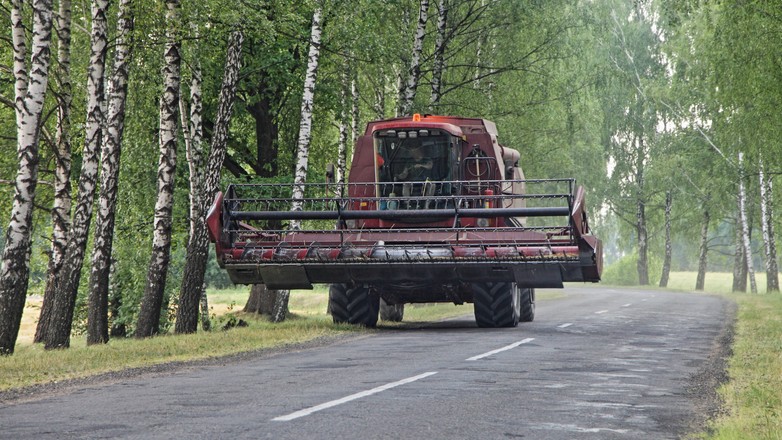 Kombajn zbożowy na drodze