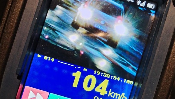 19-latek jechał z prędkością 104 km/h tam, gdzie obowiązywało ograniczenie do 50 km/h