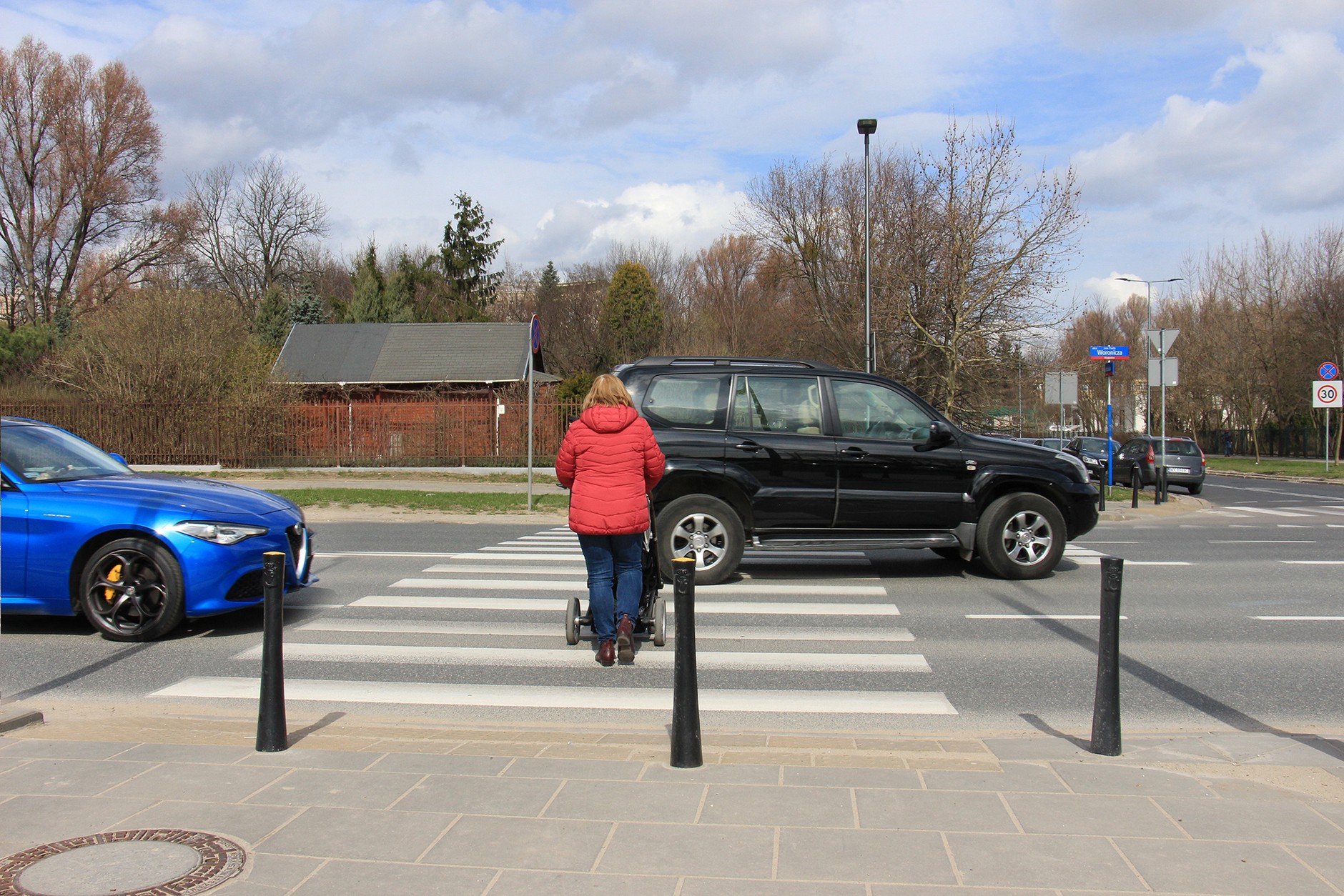 Omijanie pojazdu, który zatrzymał się, aby ustąpić pierwszeństwa pieszemu, to poważne wykroczenie