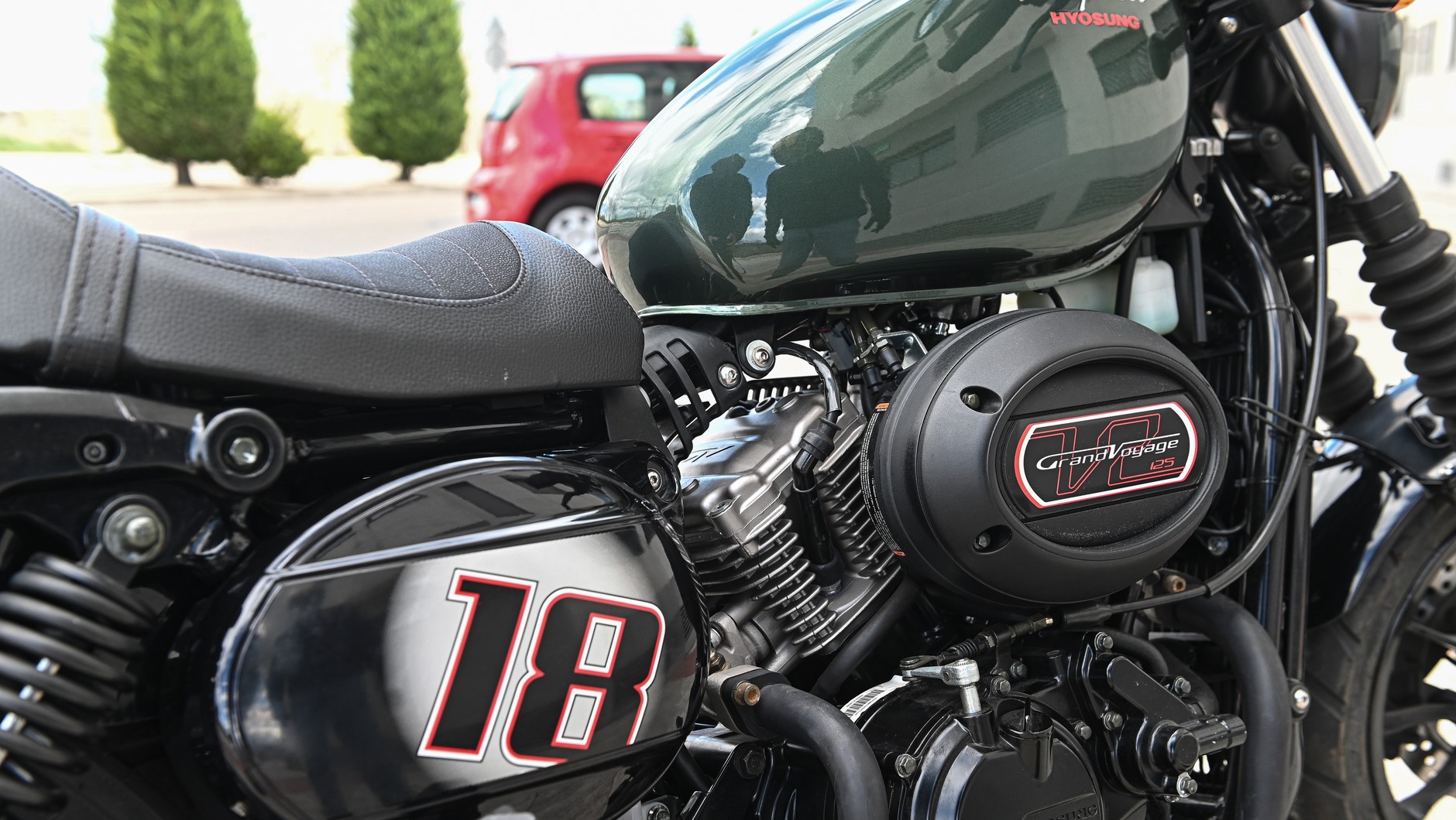 Motocykle klasy 125 coraz częściej wyglądają jak poważne maszyny i tak też jeżdżą.