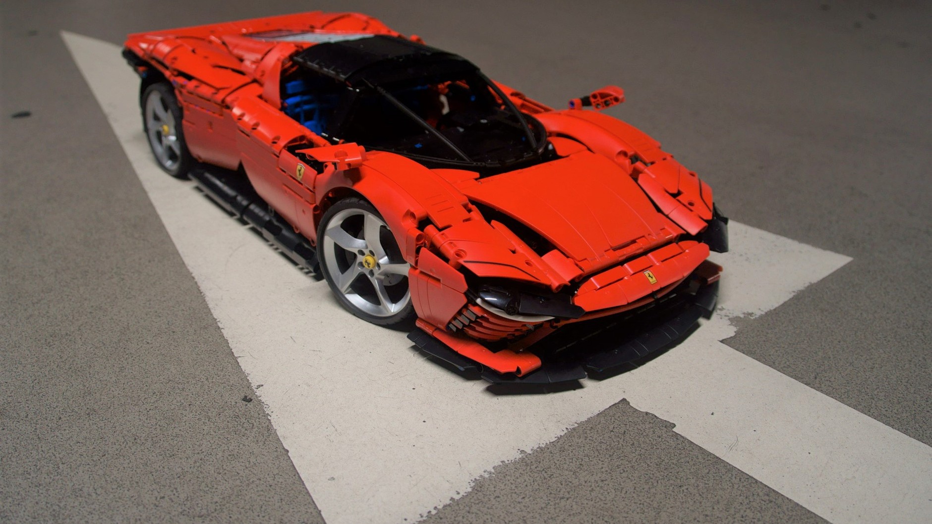 Ferrari Daytona SP3 w skali 1:8 z klocków LEGO