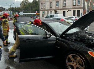 Z auta aż poszedł dym. Policjanci przerwali interwencję [WIDEO]