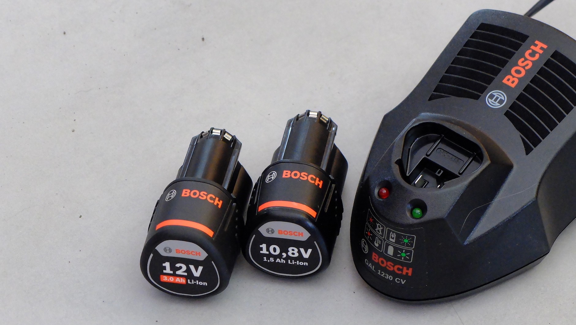 Różnie oznaczone akumulatory należące do tego samego systemu Bosch Professional