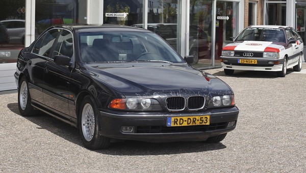 Kupiliśmy awaryjne BMW za jeden euro. Przebieg? Milion km. Rozkręciliśmy silnik i przecieraliśmy oczy