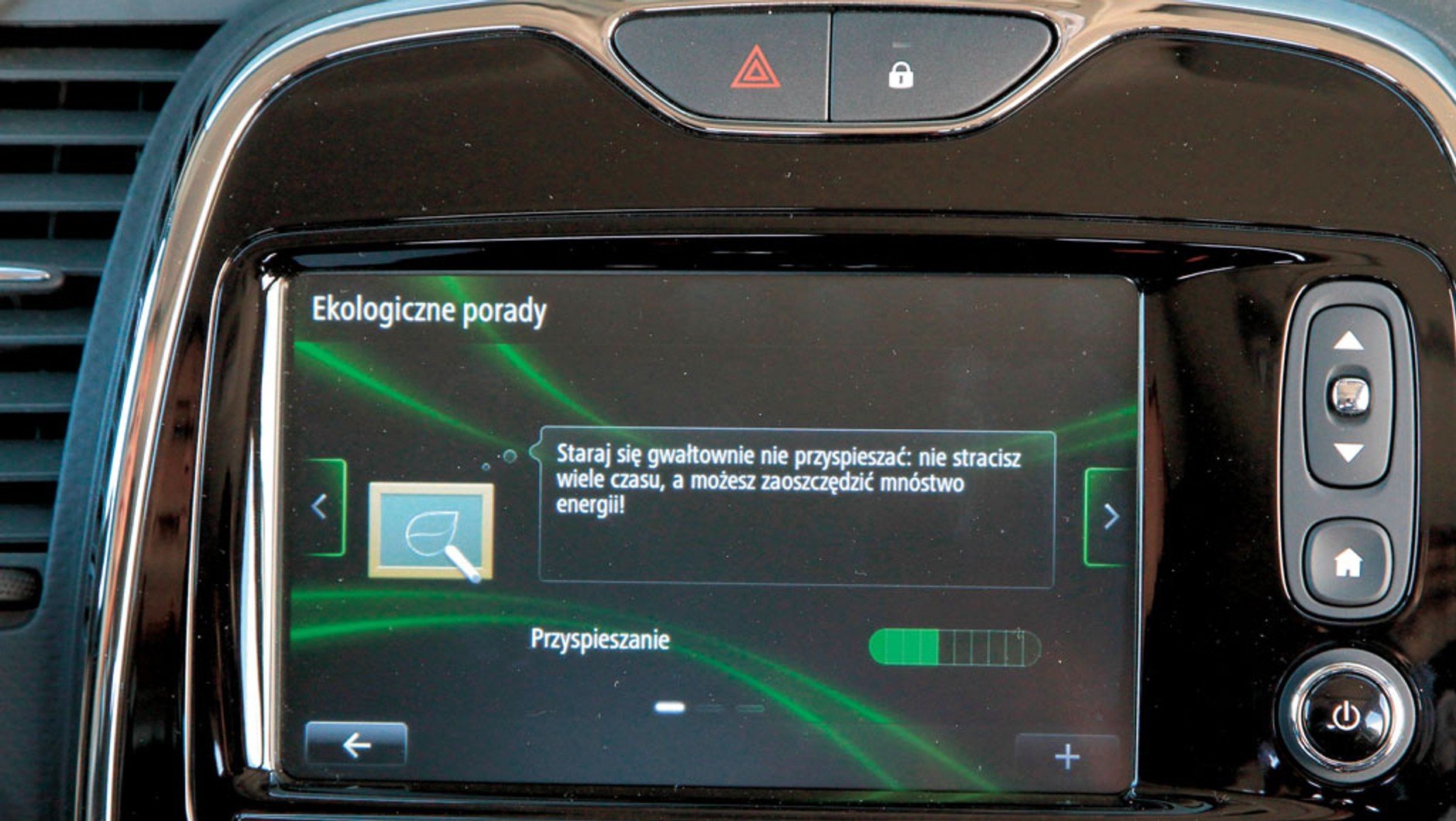 Zbyt szybka zmiana biegów (którą, notabene, często sugerują elektroniczni asystenci) i jazda na granicy „telepania” silnika na dłuższą metę są zabójcze dla dwumasowego koła zamachowego. Jeszcze mocniej cierpi ono podczas przyspieszania z bardzo niskich obrotów – pamiętajcie o redukowaniu biegów i ruszaniu z „jedynki”!