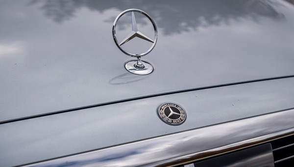 Koniec Daimlera, niech żyje Mercedes. Koncern dzieli się na dwie firmy