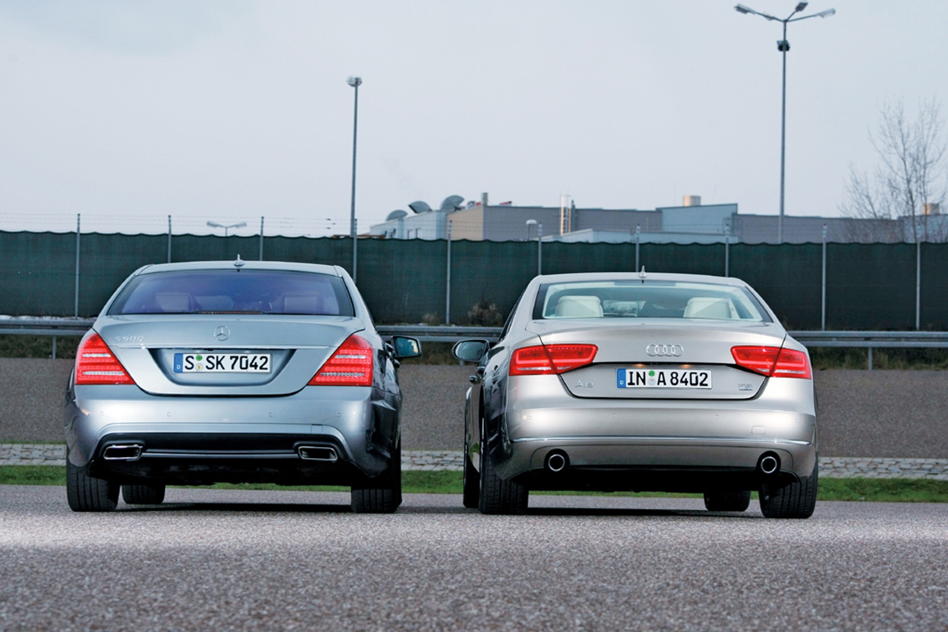 Mercedes klasy S kontra Audi A8 - Który daje więcej luksusu?