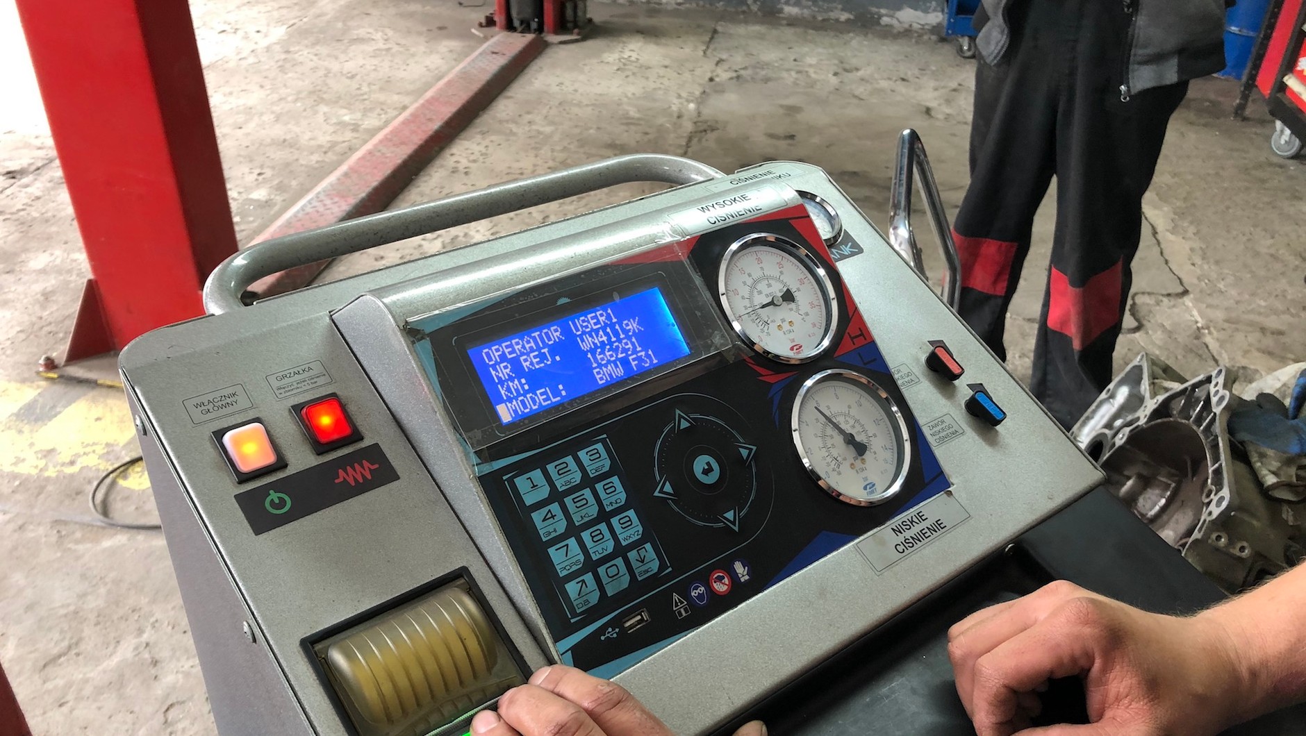 Czy przegląd klimatyzacji może się skończyć pożarem warsztatu? Tak, jeśli mechanik źle podłączy wężyki.