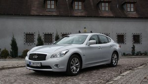 Infiniti M35h: hybryda doskonała