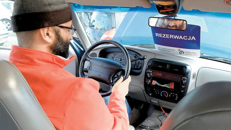 Kupujesz auto? Upewnij się że nie ma cofniętego licznika. Podpowiadamy, jak to zrobić