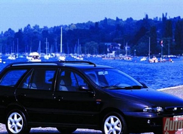 Fiat Marea Weekend, Renault Laguna Kombi, Mazda 626, Skoda Octavia Combi - Jadą wozy ciężarowe