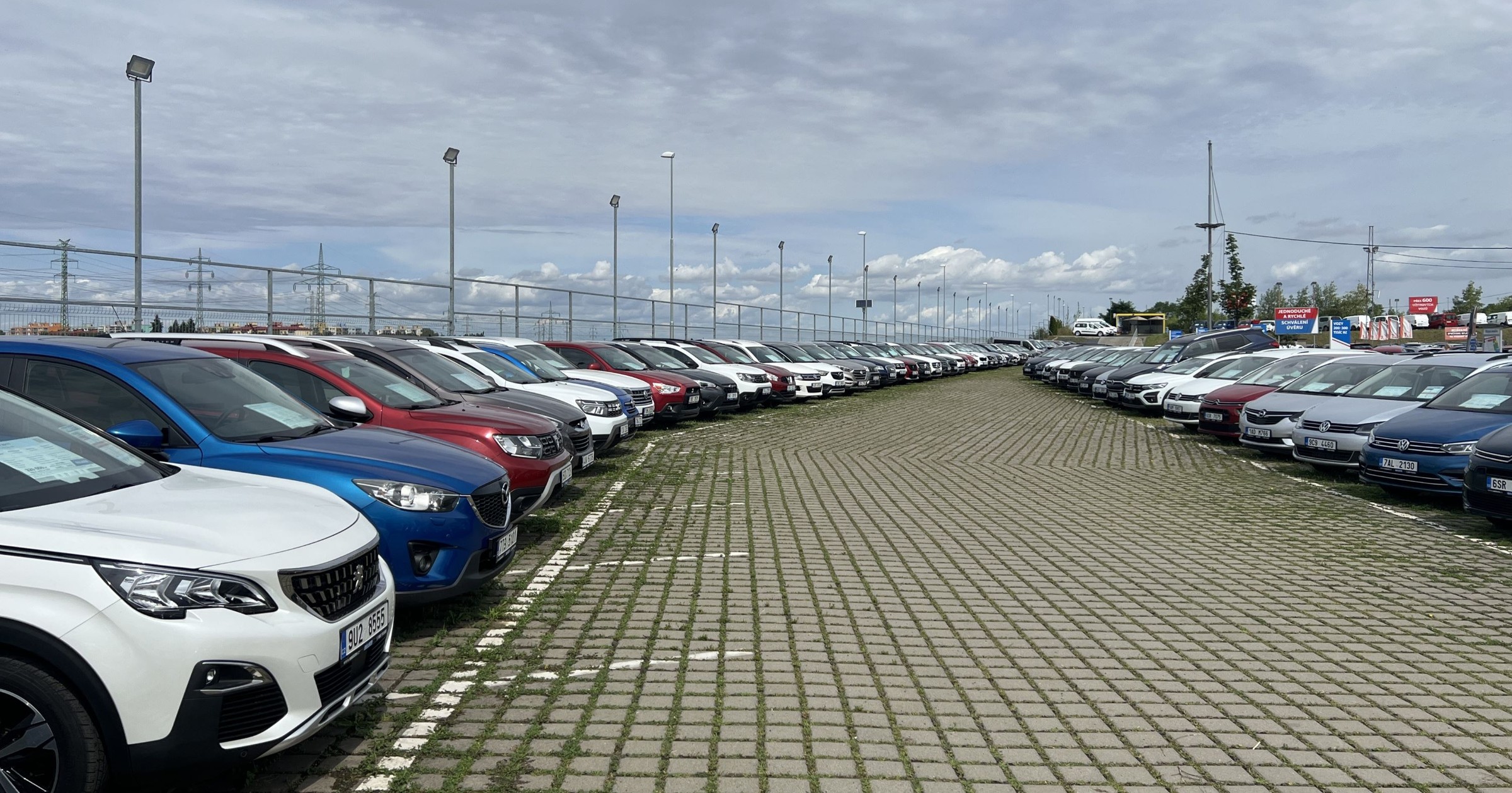 Salon sprzedaży samochodów używanych AAA Auto w czeskiej Pradze w dzielnicy Dolni Chabry