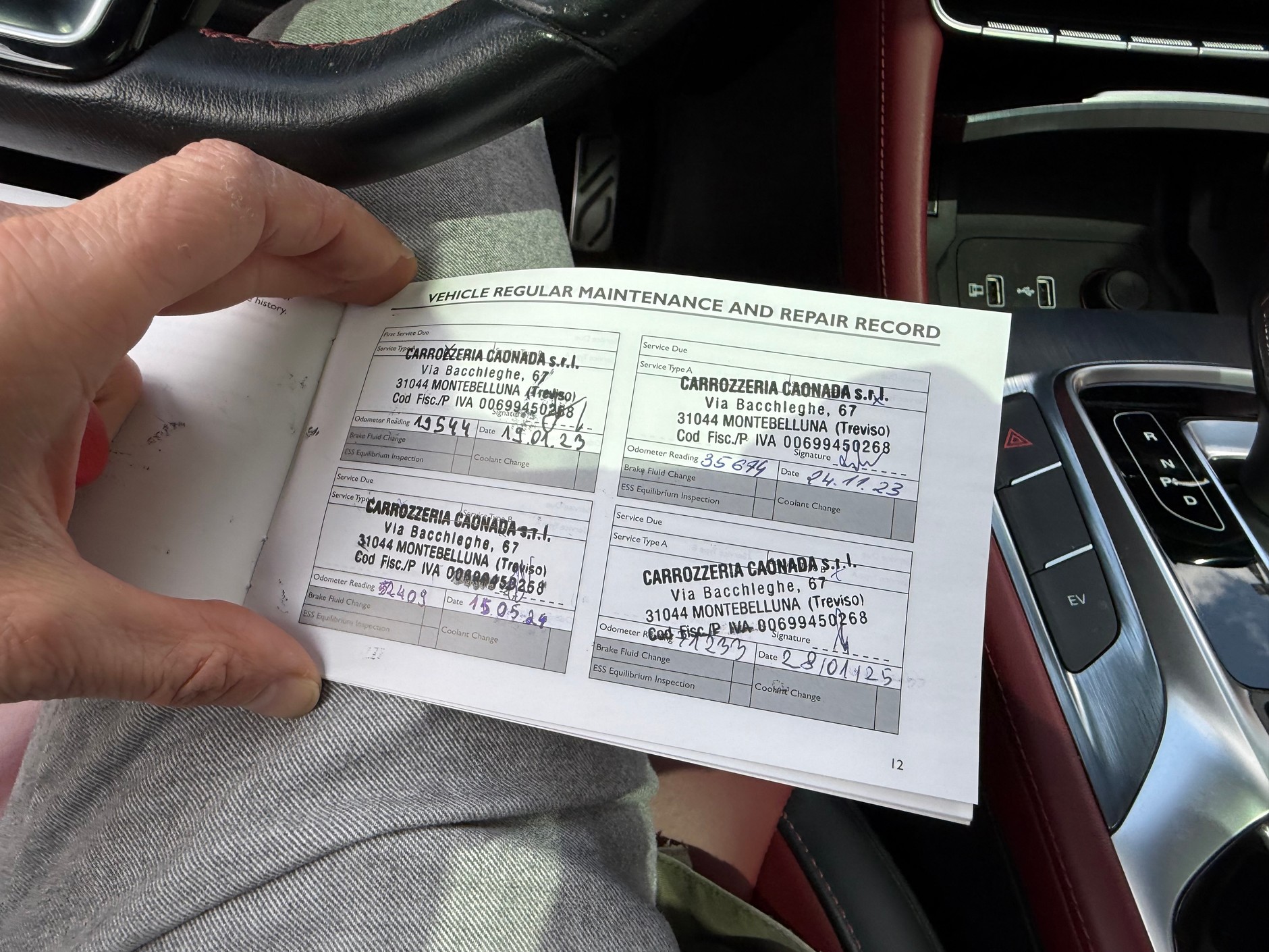 Ten egzemplarz przeszedł serwis olejowy tuż przed sprzedażą – tak przynajmniej wynika z dokumentów