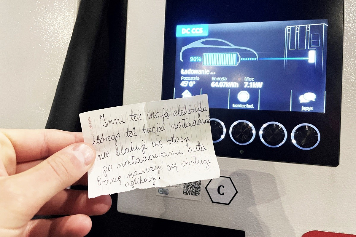 "Liścik miłosny" znaleziony za wycieraczką ładującego się auta