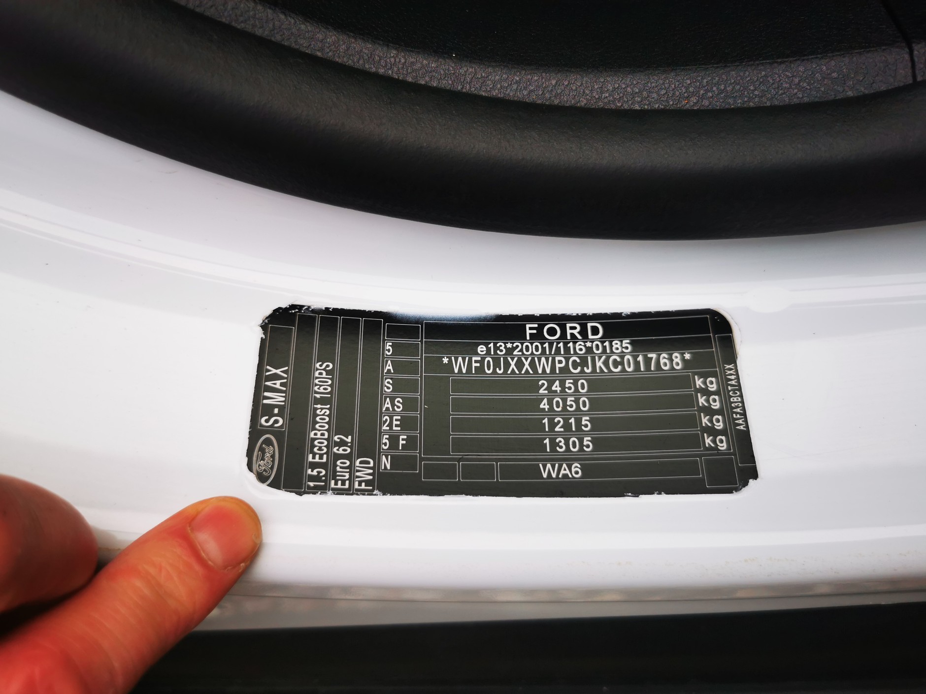 Ktoś to głupio zrobił: tu na oko widać, że próg był malowany. Serio, tak wygląda samochód "w 100 proc. bezwypadkowy"?