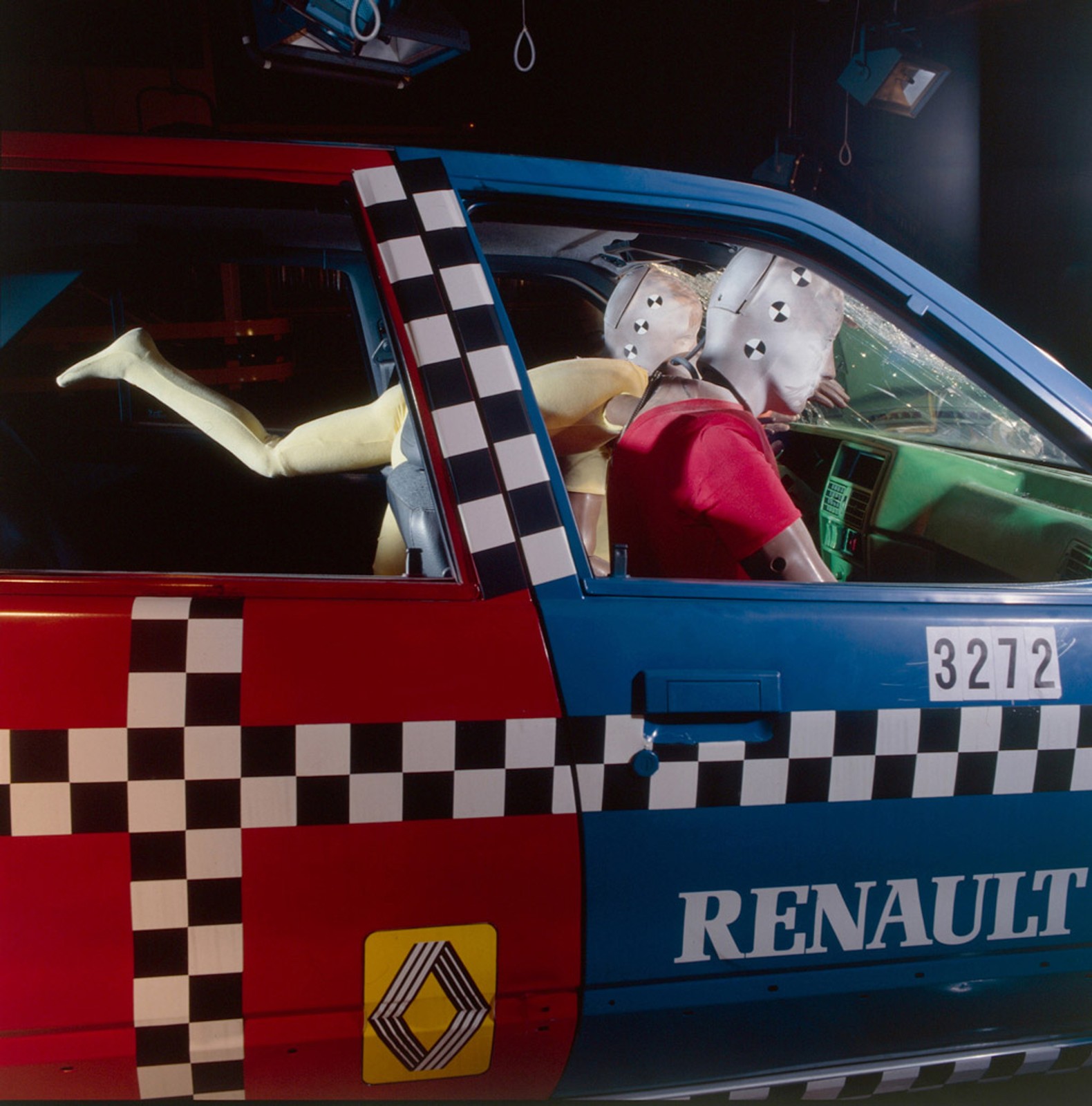 Dziecko niezapięte w foteliku w momencie zderzenia uderzy w szybę