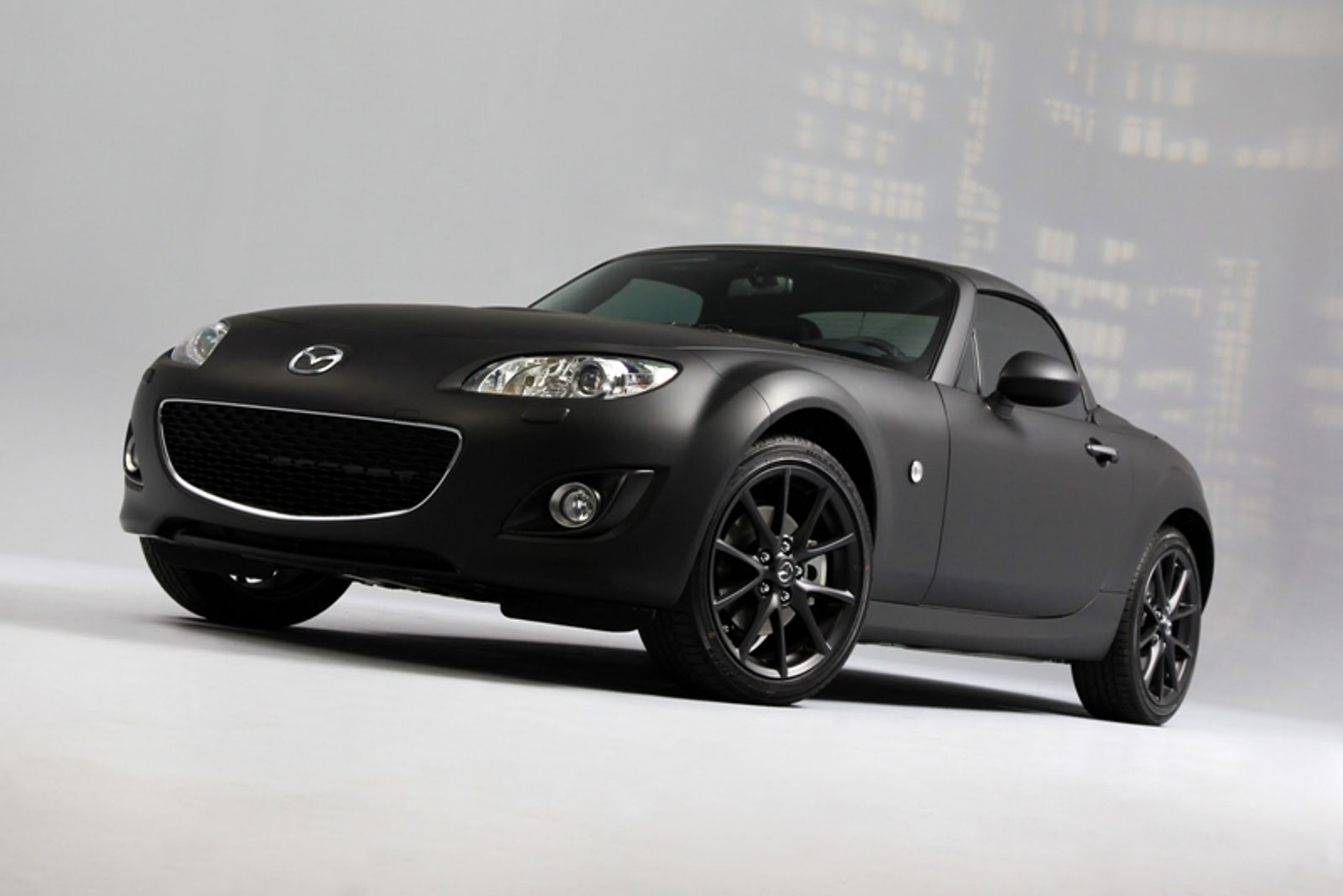 Mazda MX-5 w wersji Black&amp;Matte plus dziewczyna z mieczem