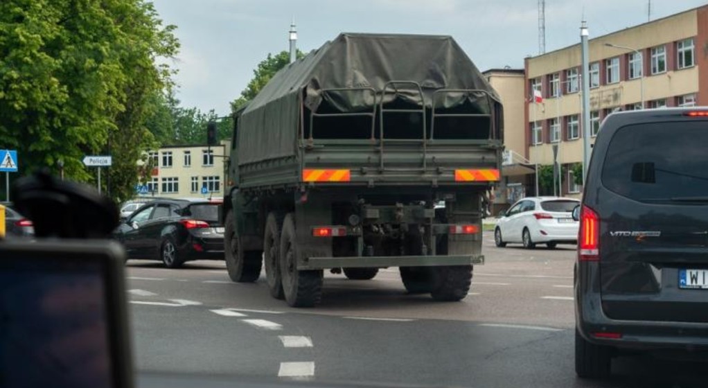 Po Białowieży jeździły pojazdy wojskowe z niewidocznymi tablicami rejestracyjnymi. Sprawę zbada żandarmeria wojskowa