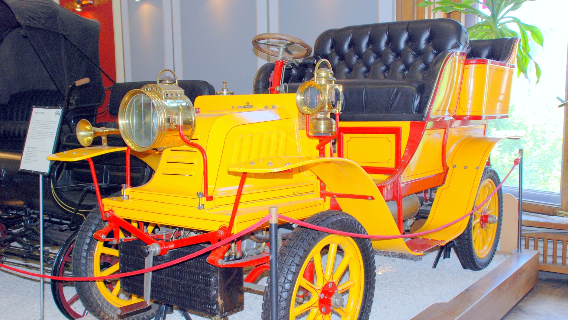 Adler z 1901 r., eksponat d. Muzeum Techniki i Przemysłu w Warszawie