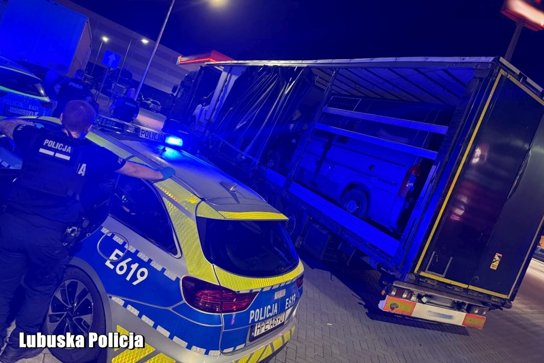 Skradzione pojazdy na naczepie tira