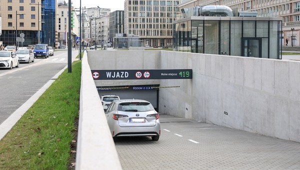 Nowy duży parking w samym centrum Warszawy: 420 miejsc pod ziemią
