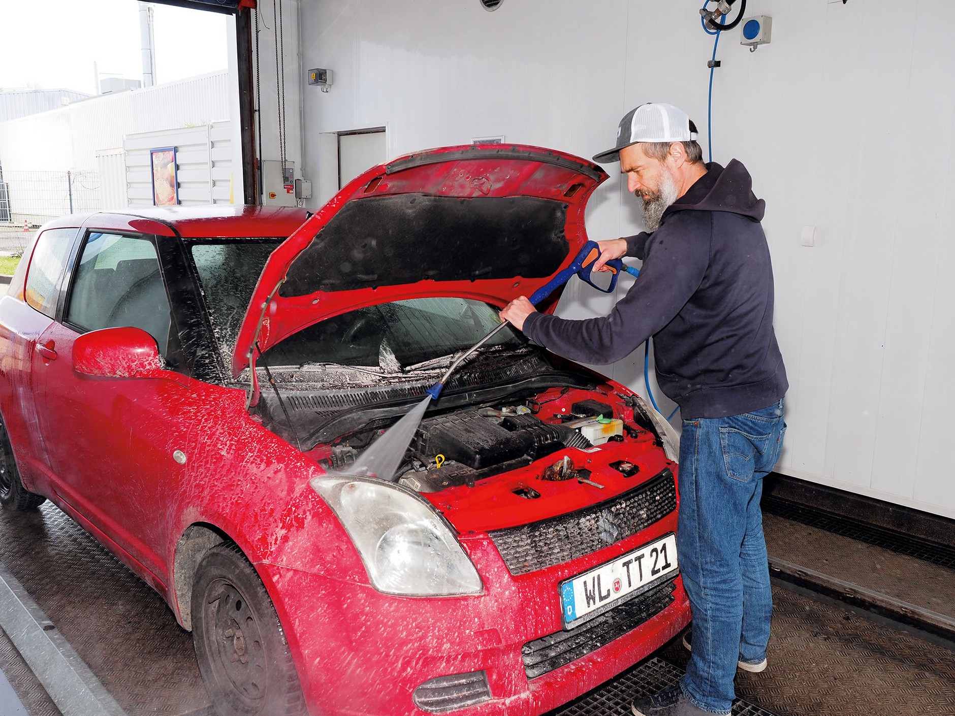 Jak i czym wyczyścić zakamarki auta?