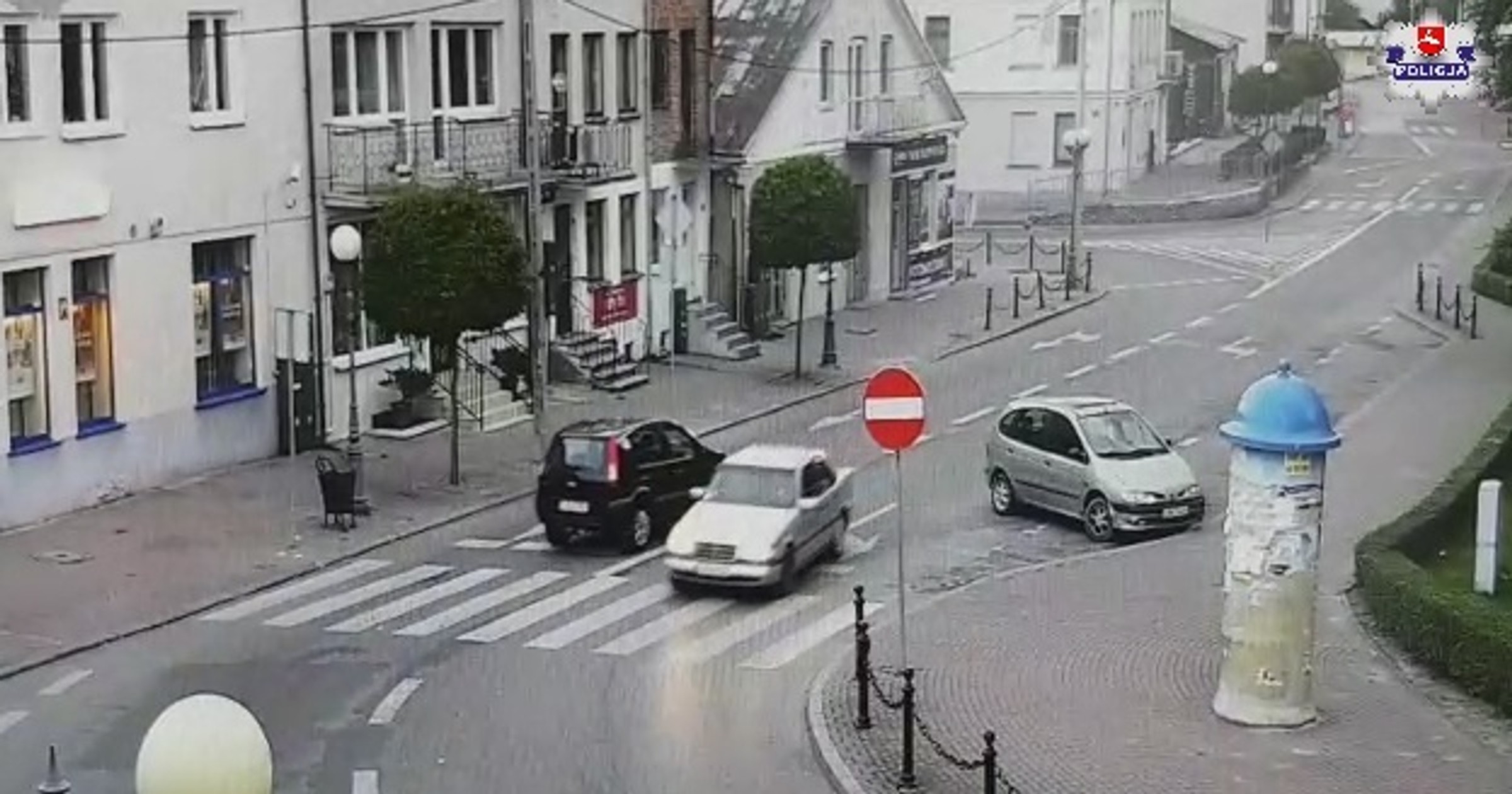 Auto stoczyło się ze wzniesienia