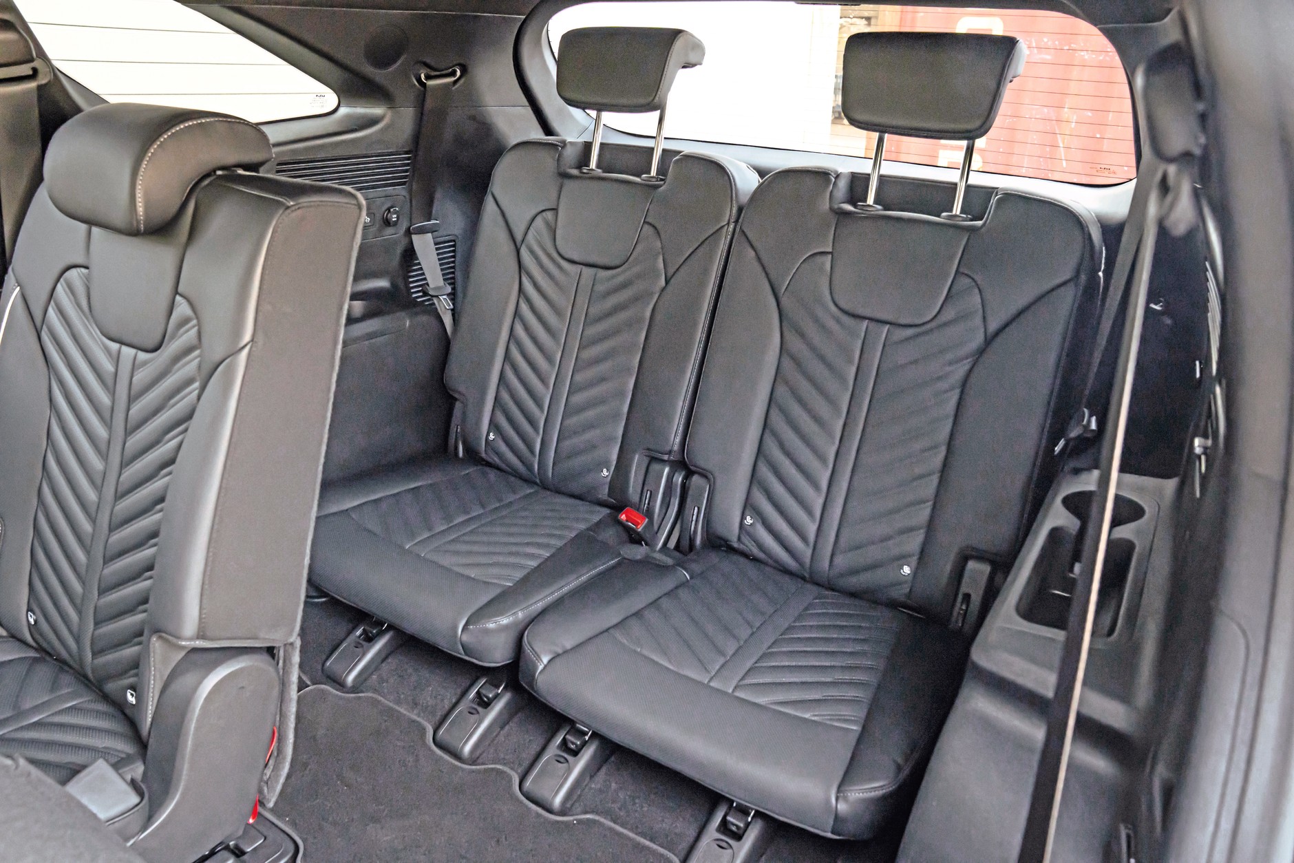 Dostęp do foteli w trzecim rzędzie jest w Kii Sorento podobnie trudny jak w Volkswagenie, ale...