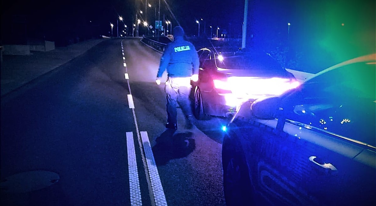 Zaczął na parkingu, skończy w sądzie. 18-latek z BMW już pewnie żałuje, że kręcił piruety