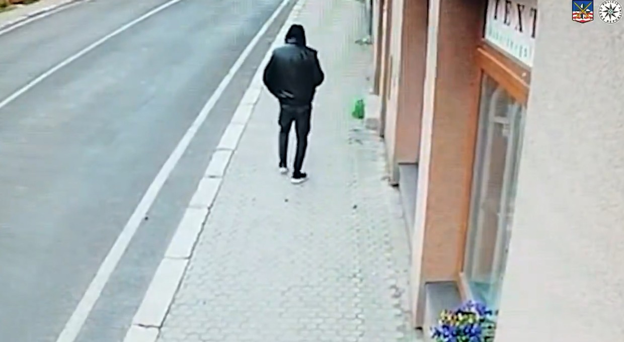 Po prostu szedł sobie wzdłuż ulicy. Nagle zmiotło go z chodnika. Mężczyzna walczy o życie