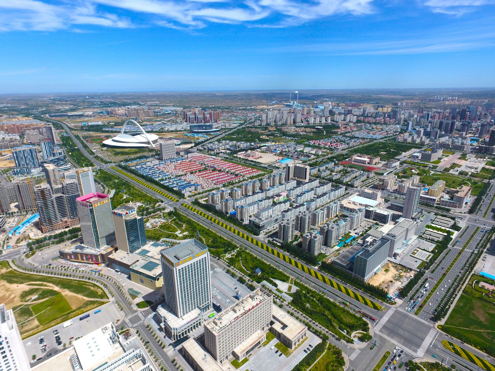 Nowe miasto Kangbashi (Mongolia Wewnętrzna), bardziej znane jako Ordos, to najsłynniejsze miasto duchów. Budowane w początkach XXI wieku dla miliona osób latami stało bezludne. Obecnie ok. 155 tys. mieszkańców (mniej niż w Zabrzu) ma do dyspozycji 355 km kw. (powierzchnia lewobrzeżnej Warszawy)