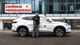 Taksówkarz Marcin Zawodzian na tle swojego chińskiego SUV-a marki BYD