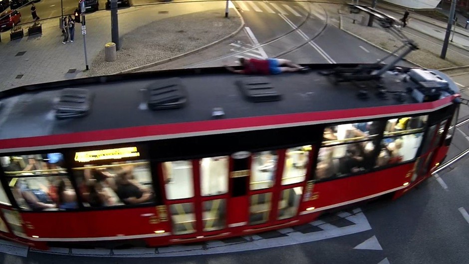 30-latek, który jechał na dachu tramwaju, został ukarany