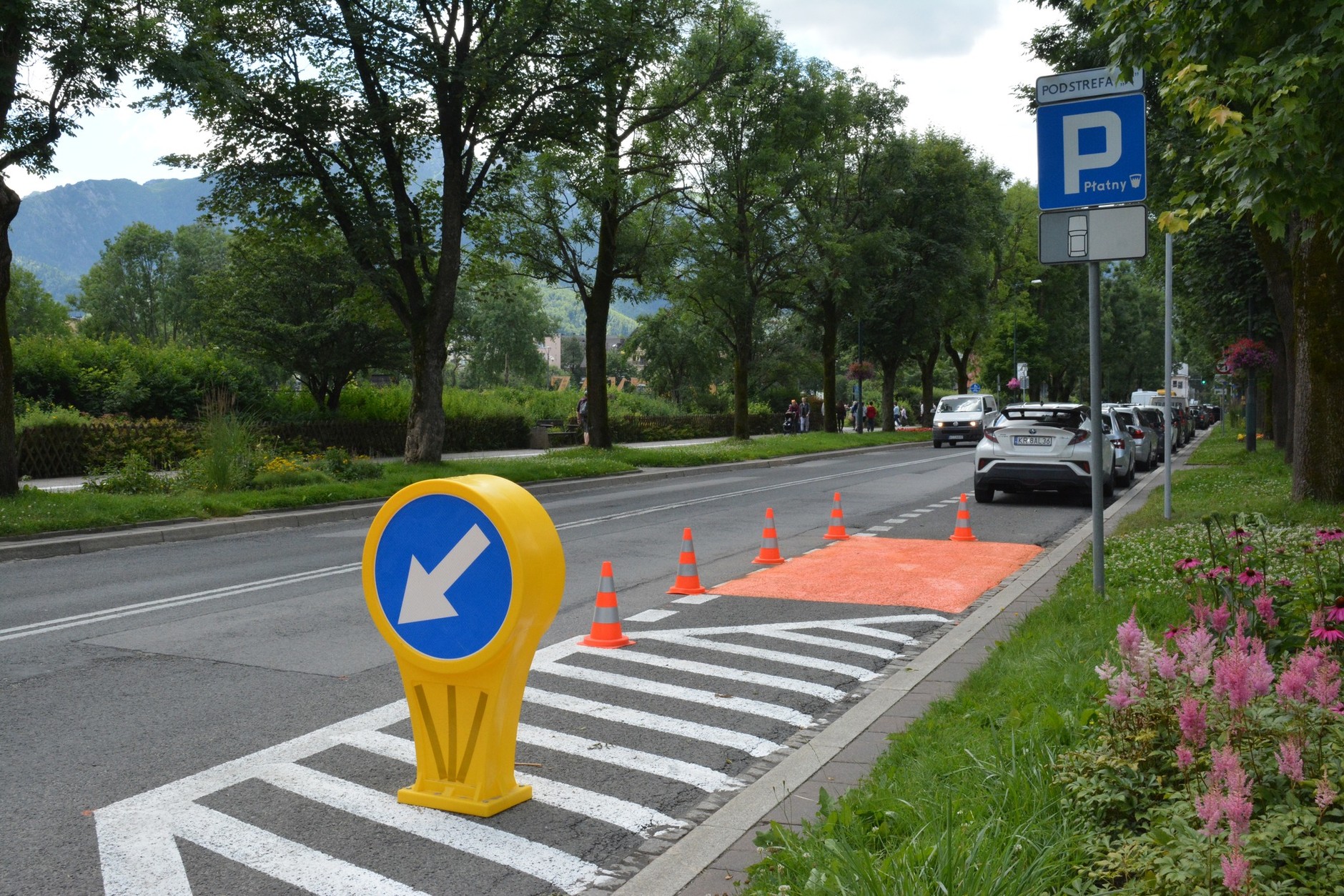 Pomarańczowe miejsca parkingowe